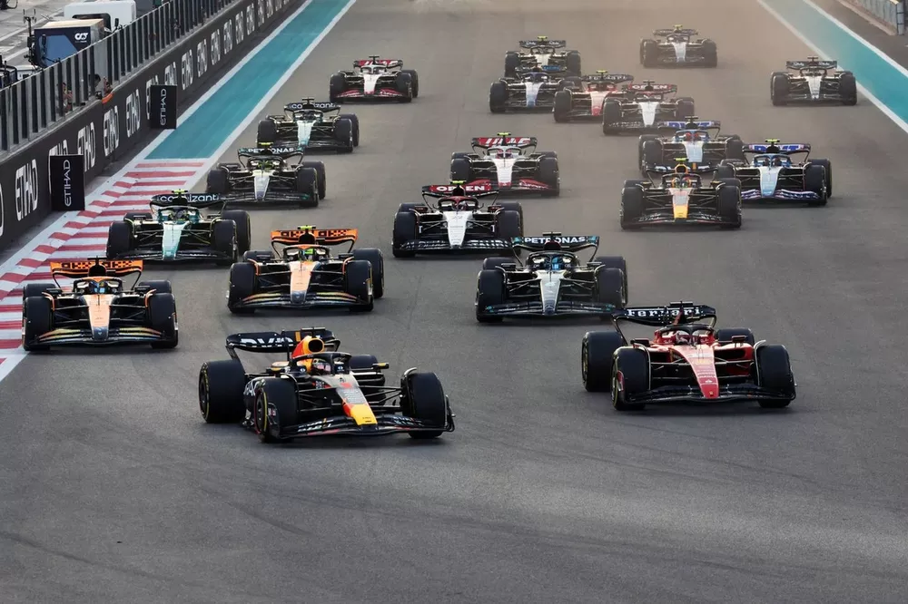 Max Verstappen, Red Bull Racing RB19, Charles Leclerc, Ferrari SF-23, Oscar Piastri, McLaren MCL60, Lando Norris, McLaren MCL60, George Russell, Mercedes F1 W14, the rest of the field at the start of the race