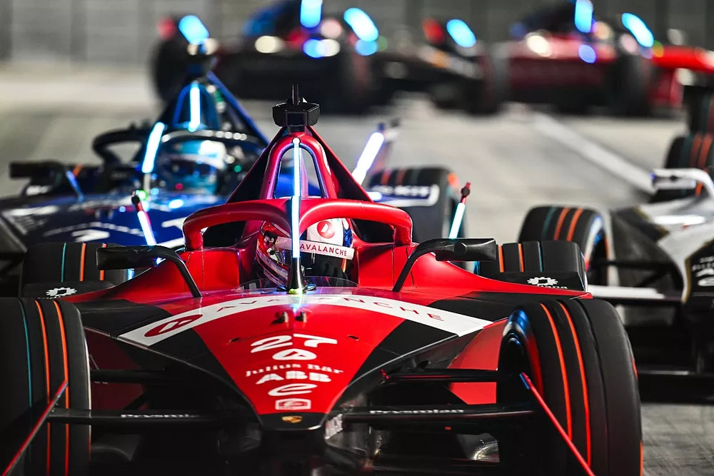 Jake Dennis, Andretti Autosport, Porsche 99 X Electric Gen3 Maximilian Gunther, Maserati Racing, Maserati Tipo Folgore