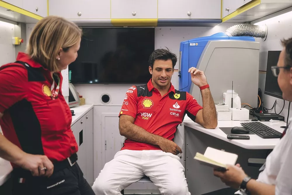 Carlos Sainz, Ferrari with Jon Noble, Motorsport.com F1 Editor 