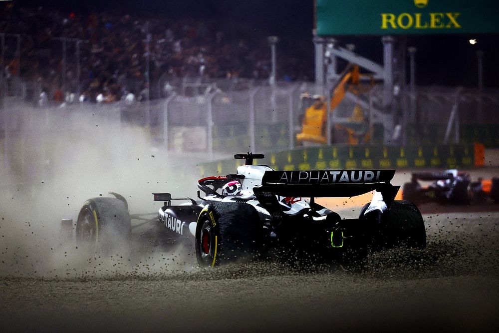 Liam Lawson, AlphaTauri AT04, beaches in the gravel and retires from the Sprint race