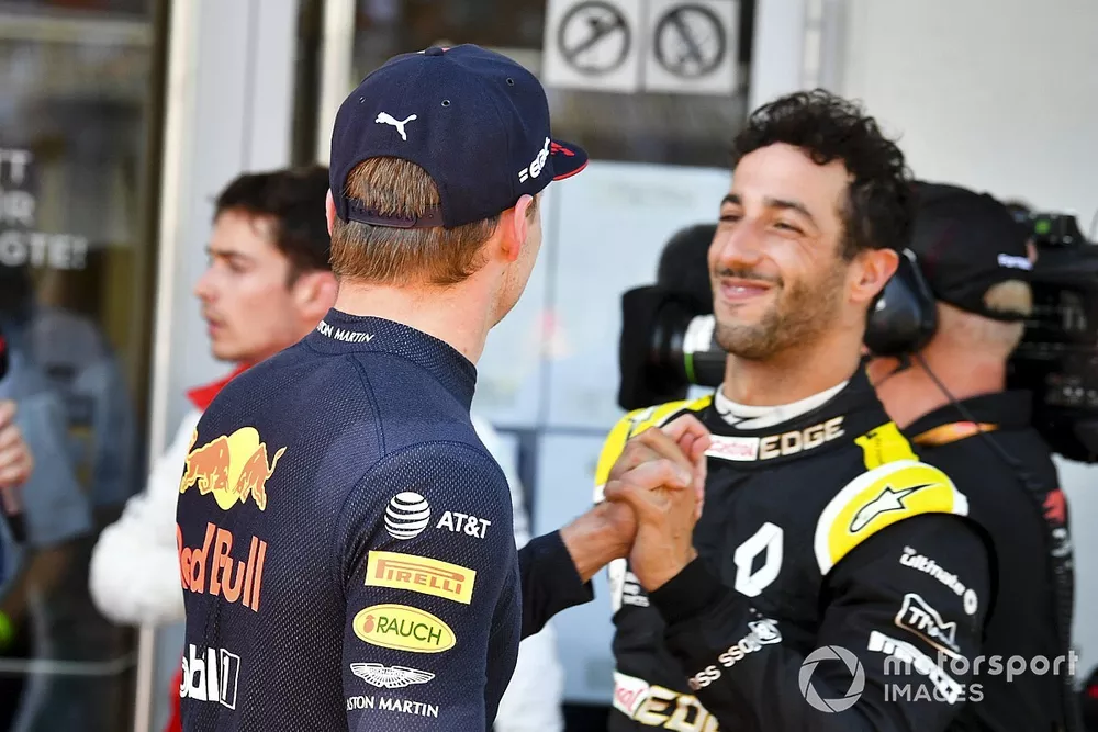 Daniel Ricciardo, Renault F1 Team feliciteert Race winner Max Verstappen, Red Bull Racing in Parc Ferme 
