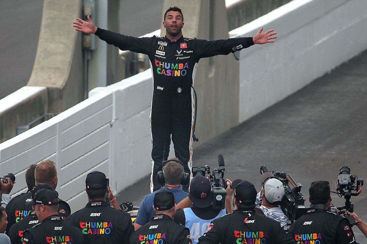 Bubba Wallace beats Kyle Larson to win Brickyard 400 in double overtime