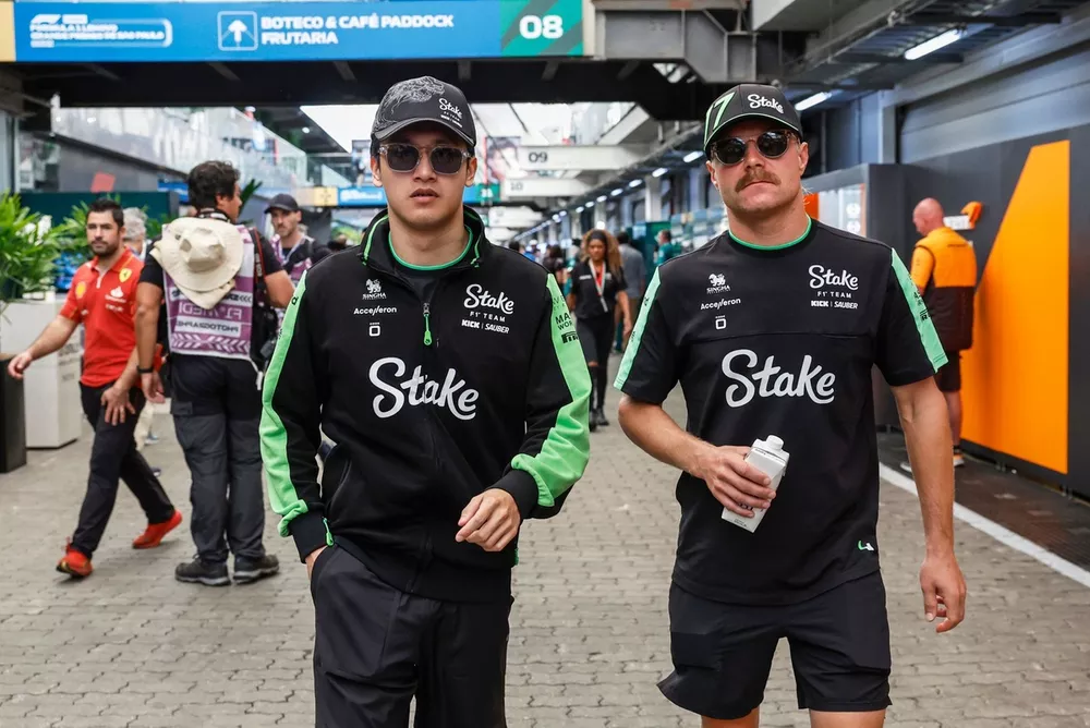Zhou Guanyu, Stake F1 Team KICK Sauber, Valtteri Bottas, Stake F1 Team KICK Sauber, in de paddock