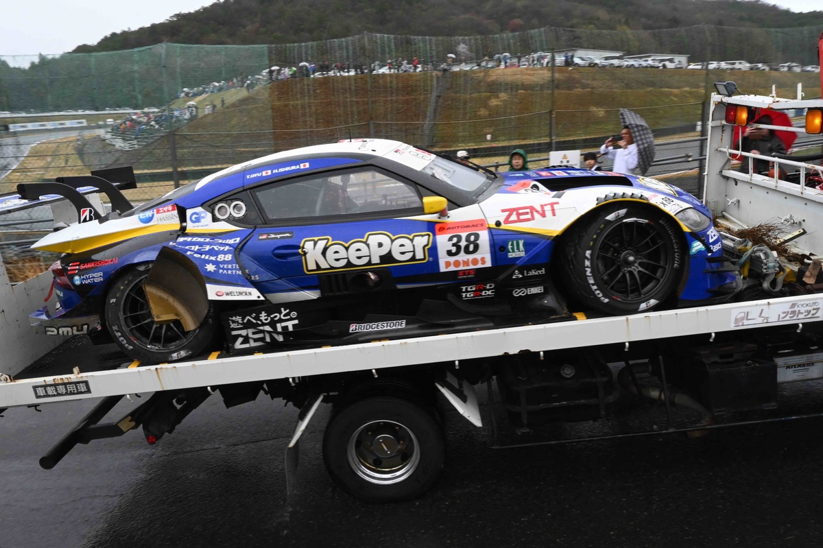 雨のスーパーGT開幕戦岡山、開始早々多重クラッシュが発生