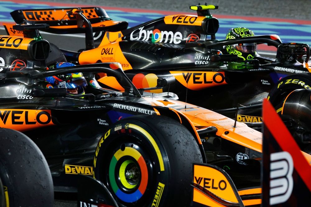 Oscar Piastri, McLaren MCL38, Lando Norris, McLaren MCL38