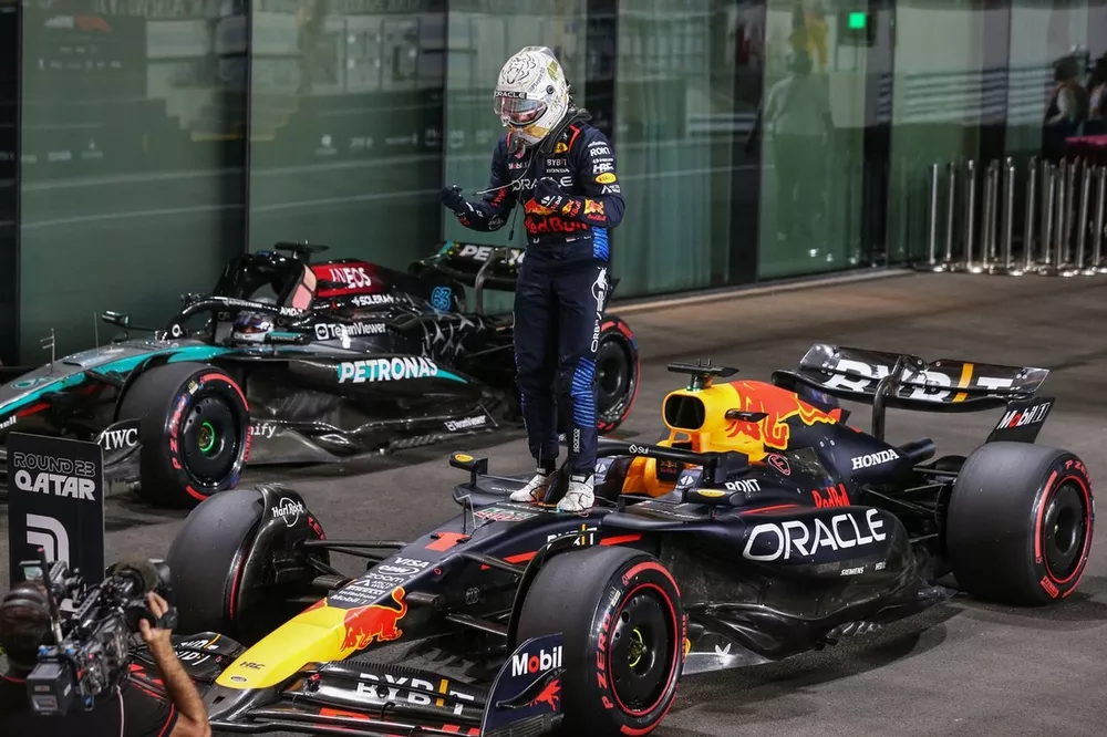 Pole man Max Verstappen, Red Bull Racing, viert feest bij aankomst in Parc Ferme