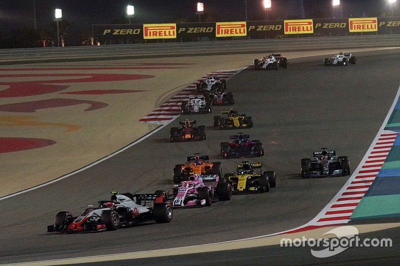 Kevin Magnussen, Haas F1 Team VF-18 at the start of the race