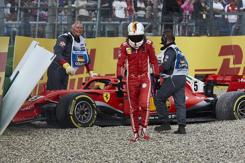 Sebastian Vettel, Ferrari SF71H, ridder te voet na zijn crash
