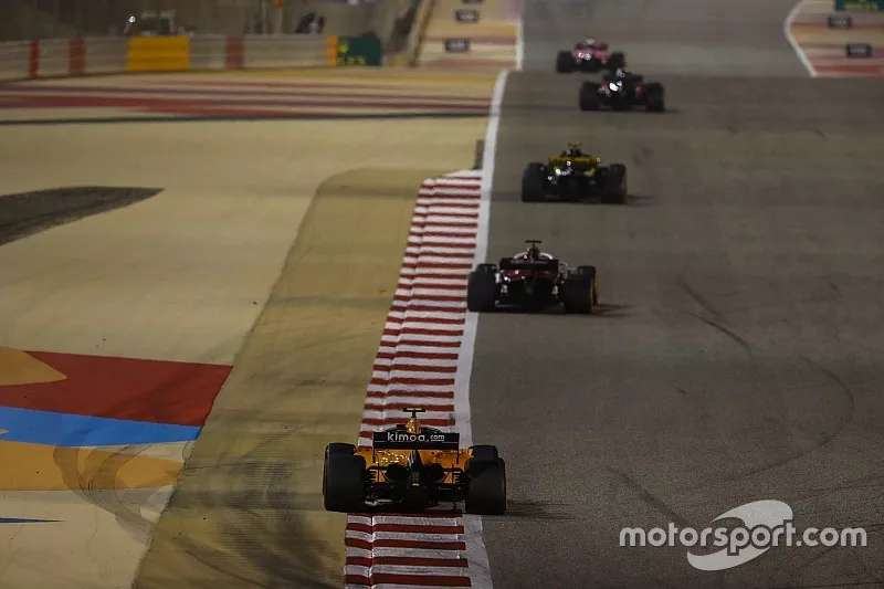 Carlos Sainz Jr., Renault Sport F1 Team R.S. 18, Marcus Ericsson, Sauber C37 Ferrari, et Stoffel Vandoorne, McLaren MCL33 Renault