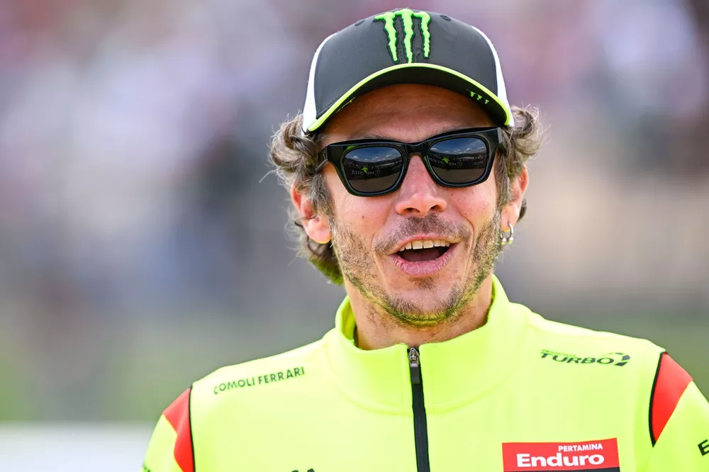 Valentino Rossi celebra la victoria de Fabio Di'Giannantonio