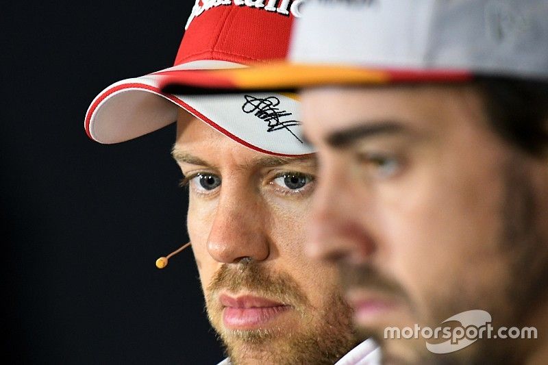 Sebastian Vettel, Ferrari y Fernando Alonso, McLaren en la conferencia de prensa de la FIA