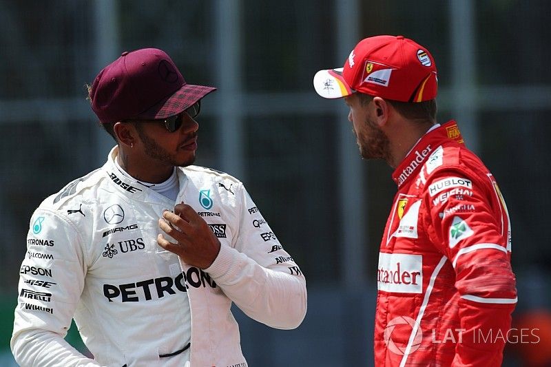 Ganador de la pole Lewis Hamilton, Mercedes AMG F1, Sebastian Vettel, Ferrari