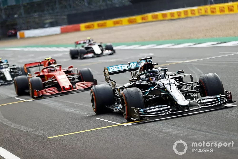 Lewis Hamilton, Mercedes F1 W11, Charles Leclerc, Ferrari SF1000, et Valtteri Bottas, Mercedes F1 W11, s&rsquo;entra&icirc;ne sur leur proc&eacute;dure de d&eacute;part