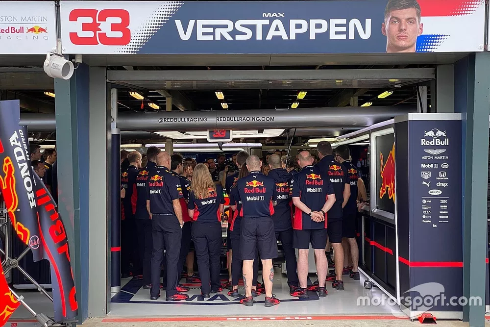 Christian Horner informa a su equipo sobre los acontecimientos antes de que se comunicara oficialmente la cancelaci&oacute;n del Gran Premio de Australia