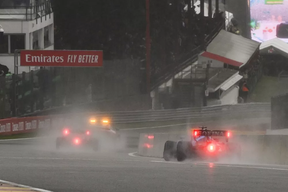 El Safety Car lidera a Max Verstappen, Red Bull Racing RB16B, George Russell, Williams FW43B