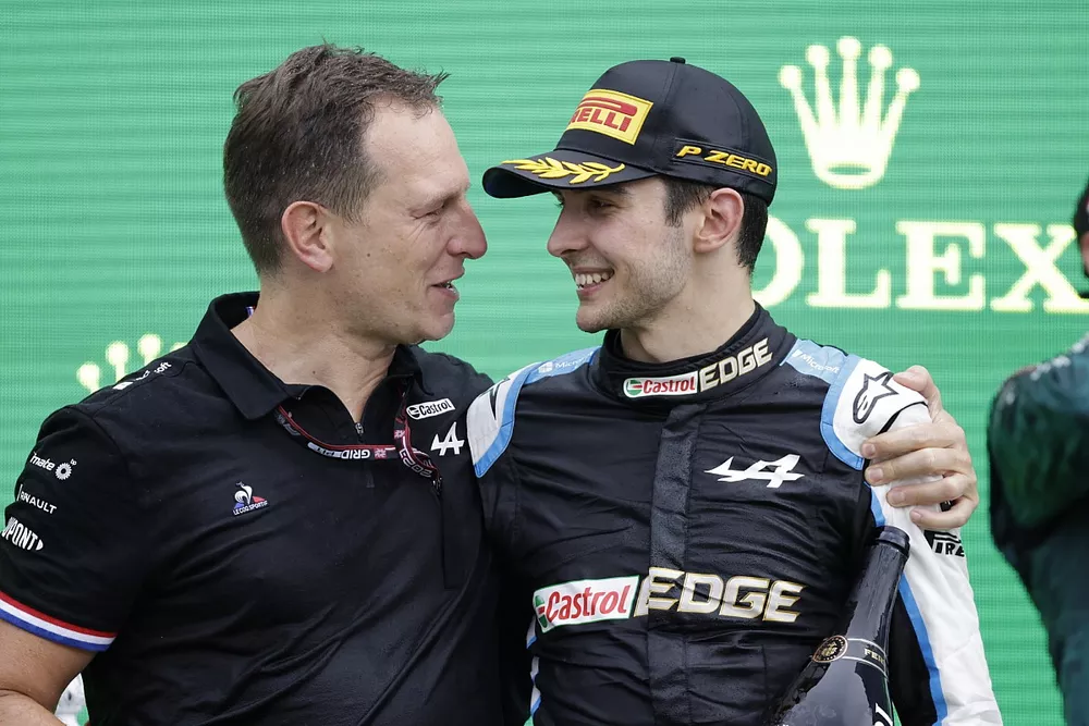 Laurent Rossi, PDG, Alpine F1, et le vainqueur Esteban Ocon, Alpine F1, sur le podium