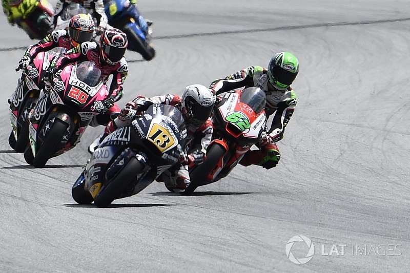 Video: Fenati recibió la bandera negra tras tocarle el freno a un rival en plena carrera