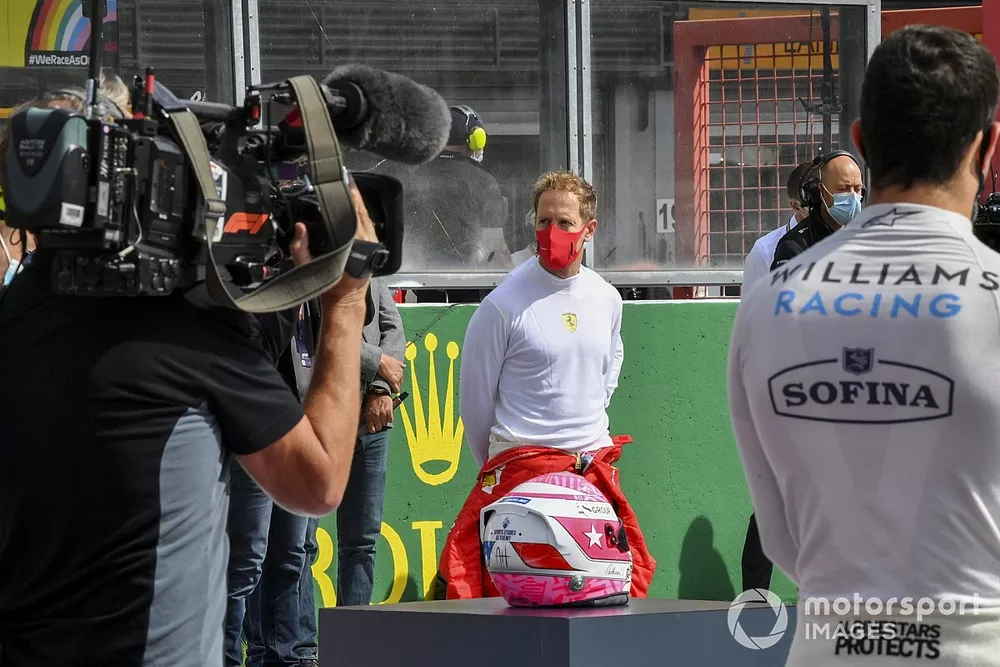 Sebastian Vettel, Ferrari, Nicholas Latifi, Williams Racing, los otros pilotos, oficiales, miembros del equipo, amigos y familiares de Anthoine Hubert se reúnen en la parrilla en homenaje al piloto de F2