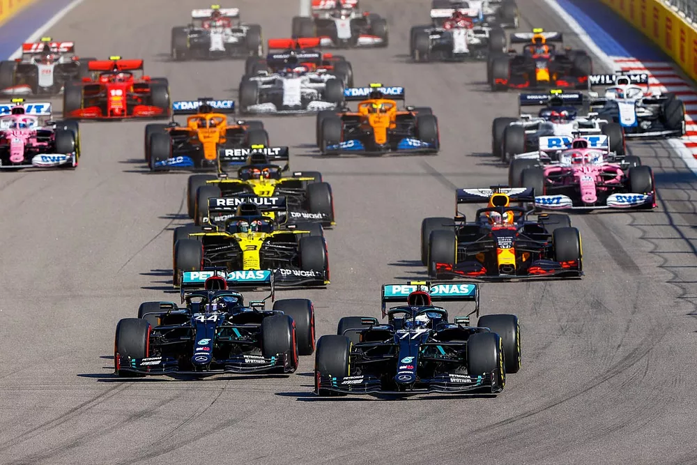 Lewis Hamilton, Mercedes F1 W11, Valtteri Bottas, Mercedes F1 W11, Max Verstappen, Red Bull Racing RB16, Daniel Ricciardo, Renault F1 Team R.S.20, Esteban Ocon, Renault F1 Team R.S.20, et le reste des monoplaces au d&eacute;part