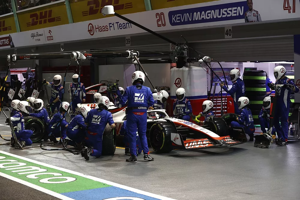 Kevin Magnussen, Haas VF-22, fait un arr&ecirc;t