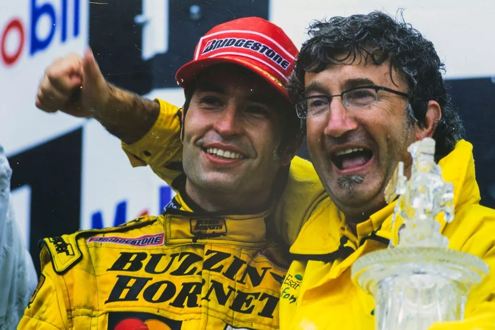 Heinz-Harald Frentzen, 1&ordf; posici&oacute;n, en el podio con Eddie Jordan, director del equipo, Jordan Grand Prix