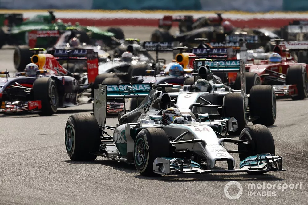 Lewis Hamilton, Mercedes W05, devance Nico Rosberg, Mercedes W05, Daniel Ricciardo, Red Bull Racing RB10 Renault, Sebastian Vettel, Red Bull Racing RB10 Renault, Fernando Alonso, Ferrari F14T, et le reste des monoplaces