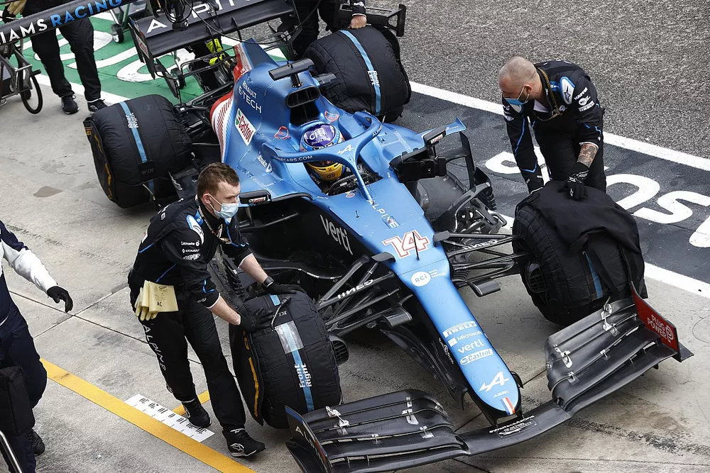 Mecánicos con Fernando Alonso, Alpine A521,