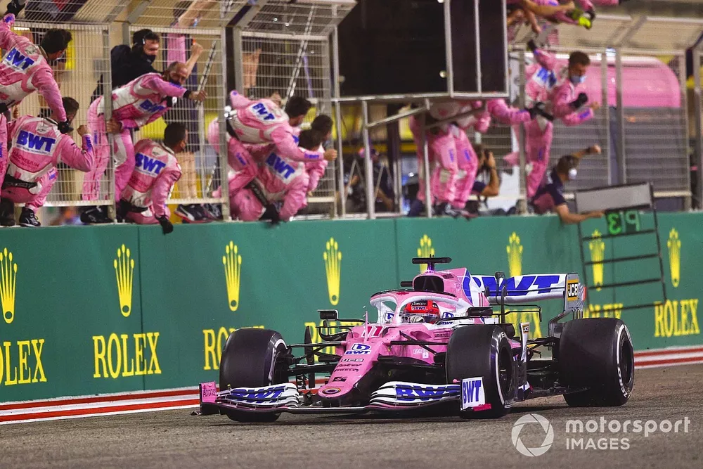 Sergio P&eacute;rez, Racing Point RP20, 1er puesto, se lleva la victoria para el deleite de su equipo en el pit wall