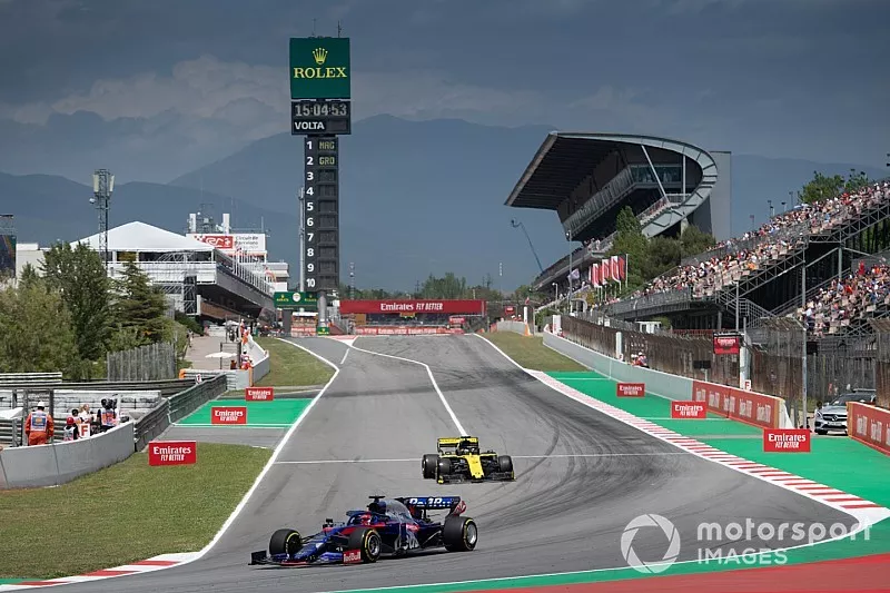 Daniil Kvyat, Toro Rosso STR14, devant Daniel Ricciardo, Renault R.S.19