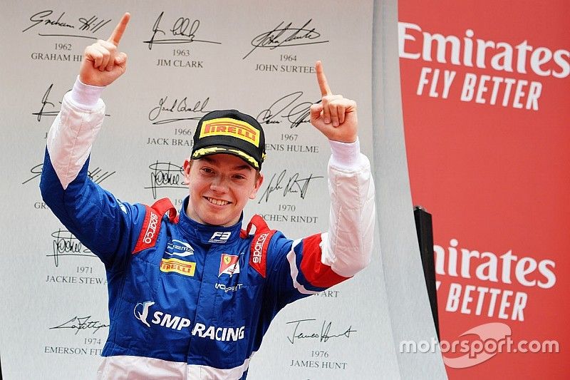 Podio: el ganador de la carrera Robert Shwartzman, PREMA Racing,