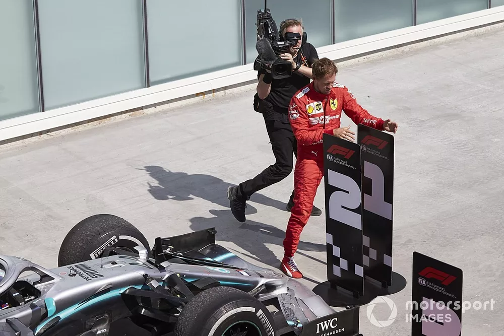 Sebastian Vettel, Ferrari, cambia los letreros con los lugares en parc ferme