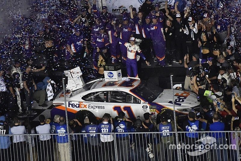 #11: Denny Hamlin, Joe Gibbs Racing, Toyota Camry FedEx Express celebra su victoria