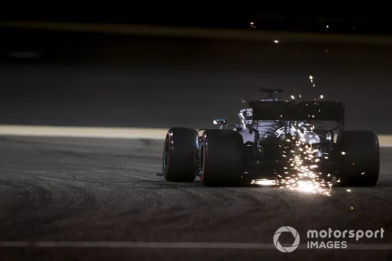 Lewis Hamilton, Mercedes AMG F1 W10 kıvılcımlar sa&ccedil;ıyor