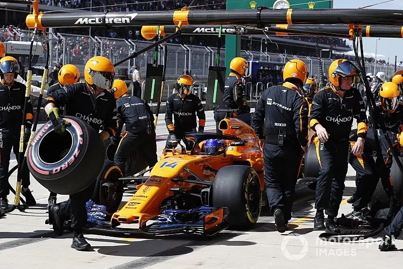 Fernando Alonso, McLaren MCL33, retires from the race