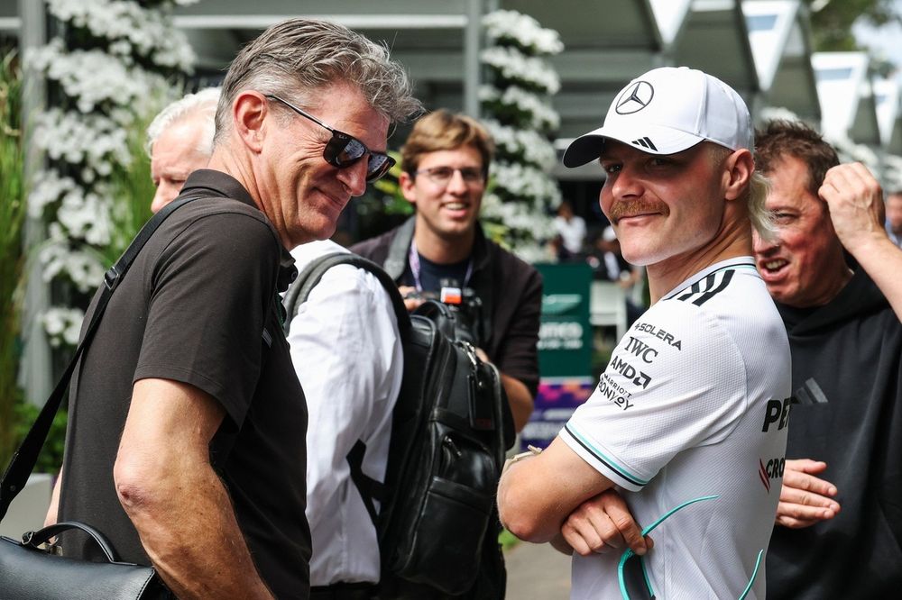 Valtteri Bottasm Mercedes talks with Graeme Lowdon