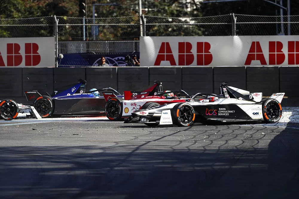 Sacha Fenestraz, Nissan Formula E Team, Nissan e-4ORCE 04, Maximilian Gunther, Maserati Racing, Maserati Tipo Folgore, get stuck as Sam Bird, Jaguar Racing, Jaguar I-TYPE 6, Mitch Evans, Jaguar Racing , Jaguar I-TYPE 6, crash out