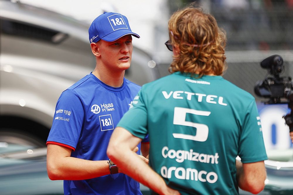Mick Schumacher, Haas F1 Team, charla con Sebastian Vettel, Aston Martin