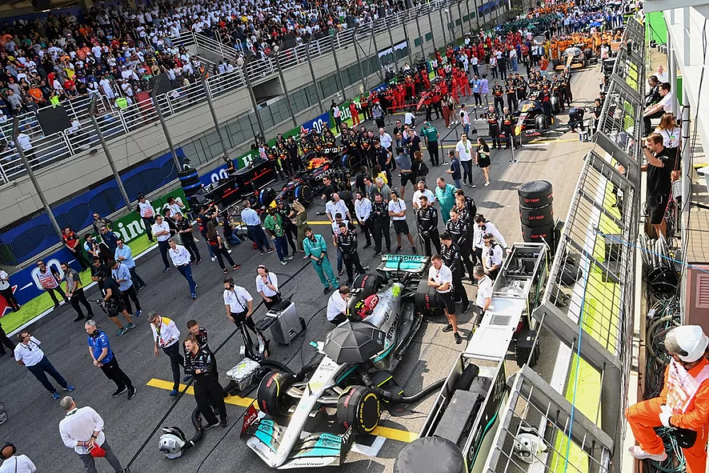 Les m&eacute;caniciens et ing&eacute;nieurs avec la monoplace de Lewis Hamilton, Mercedes W13, sur la grille