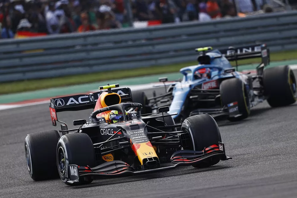 Sergio Perez, Red Bull Racing RB16B, Esteban Ocon, Alpine A521