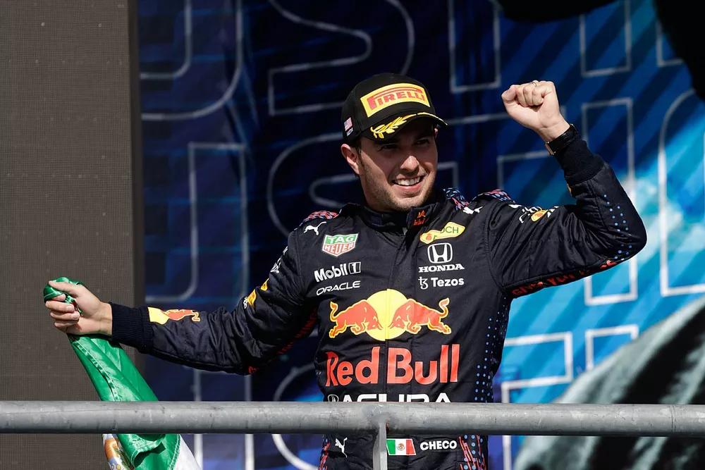 Le troisi&egrave;me Sergio Perez, Red Bull Racing, arrive sur le podium avec un drapeau Mexicain