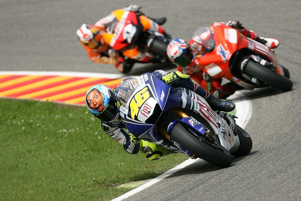 Valentino Rossi, del equipo Fiat Yamaha, lidera por delante de Casey Stoner, del equipo Ducati Marlboro, y Dani Pedrosa, del equipo Repsol Honda