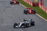 Hamilton: "De repente Raikkonen est&aacute; conduciendo muy bien"