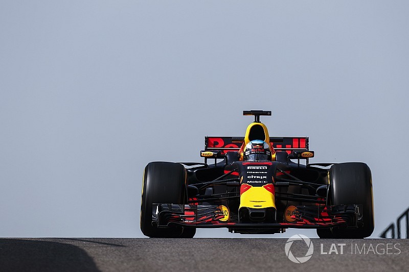 Ricciardo needs to be less