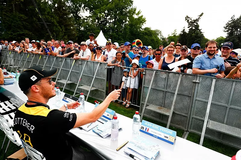 Andre Lotterer, Techeetah, signs autographs for fans