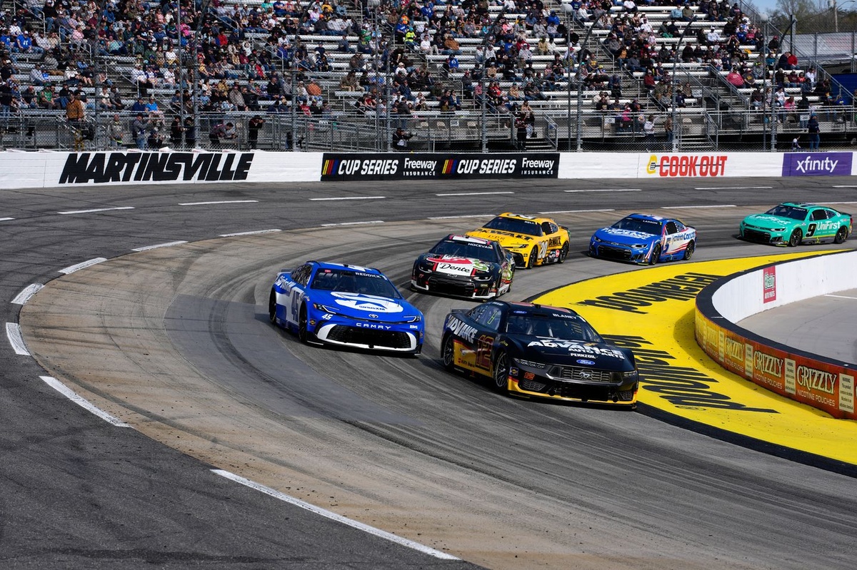 Penske plans no changes for Ryan Blaney pit crew after competitive Martinsville 