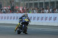 Rossi asegura Yamaha la está "pasando mal" con la electrónica