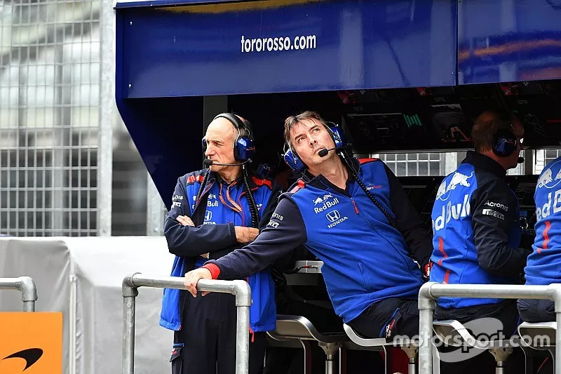 Franz Tost, team principal Scuderia Toro Rosso et James Key, directeur technique Scuderia Toro Rosso sur le muret des stands