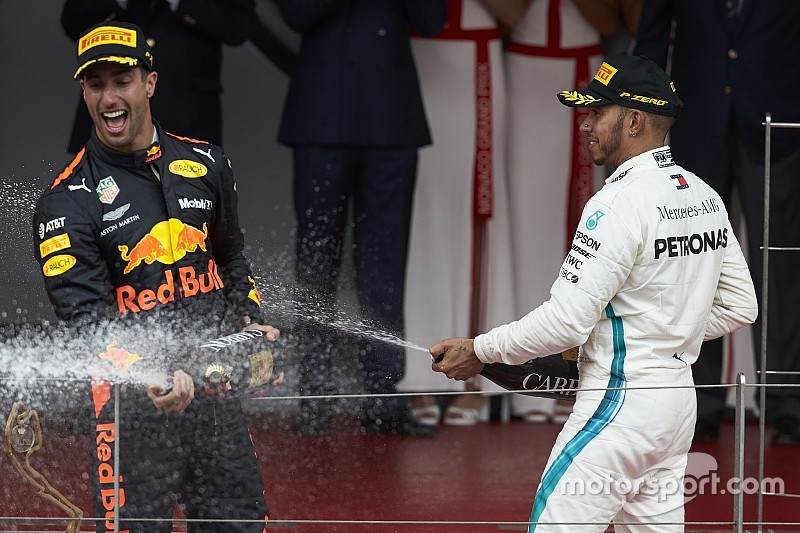 Hamilton: “Gaaf dat Ricciardo het risico wil nemen”
