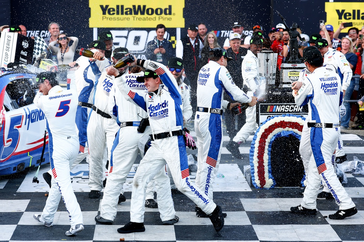 Kyle Larson prácticamente sentencia el campeonato de NASCAR con su victoria en Talladega