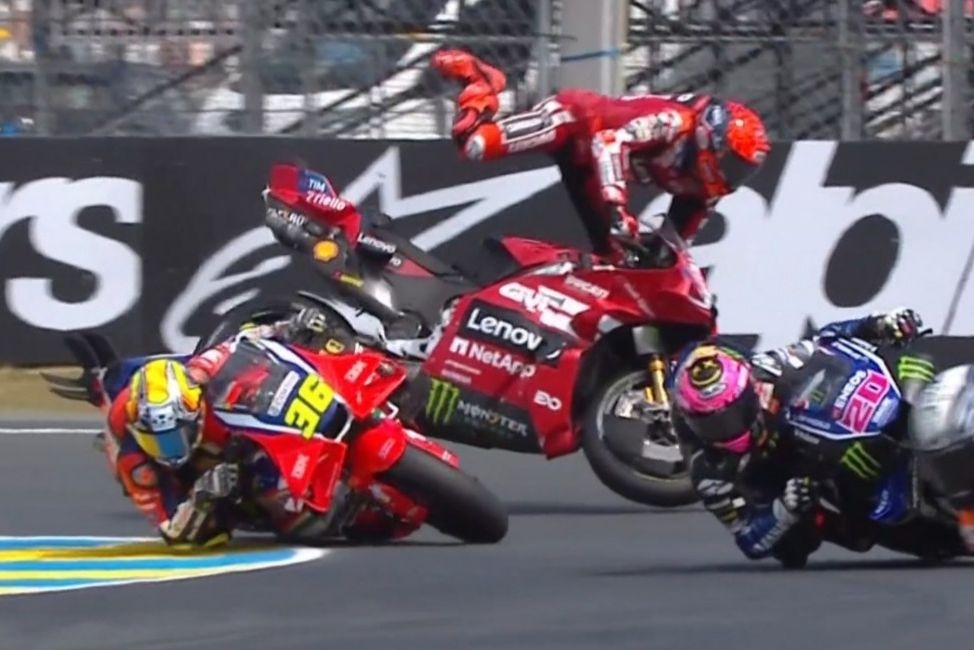 VÍDEO MotoGP: Marc Márquez voa da moto e sofre acidente na sprint da França
